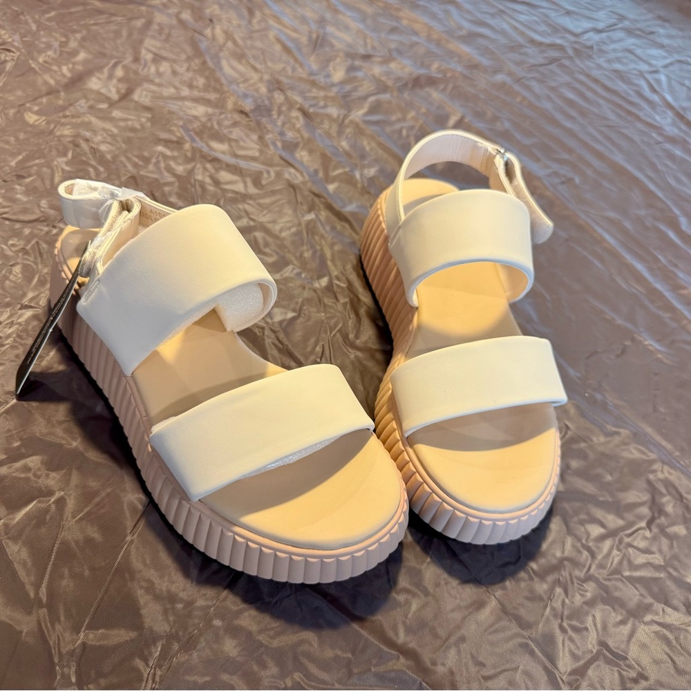 Rivero Women's Off-White/Cream Sandals. New. Size 6.